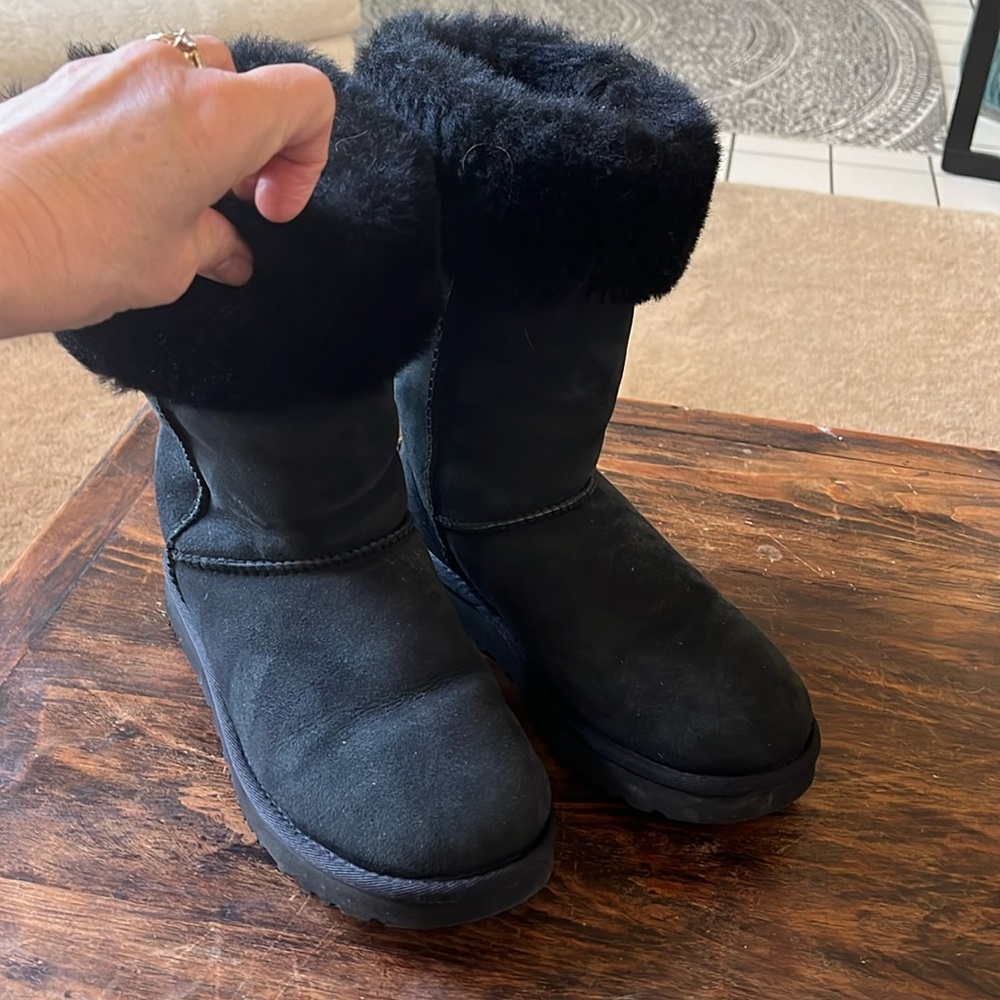 Ugg boots black and brand new, size 7